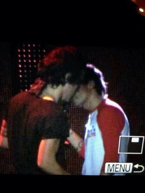 Featured image of post Larry Stylinson Kiss On Stage