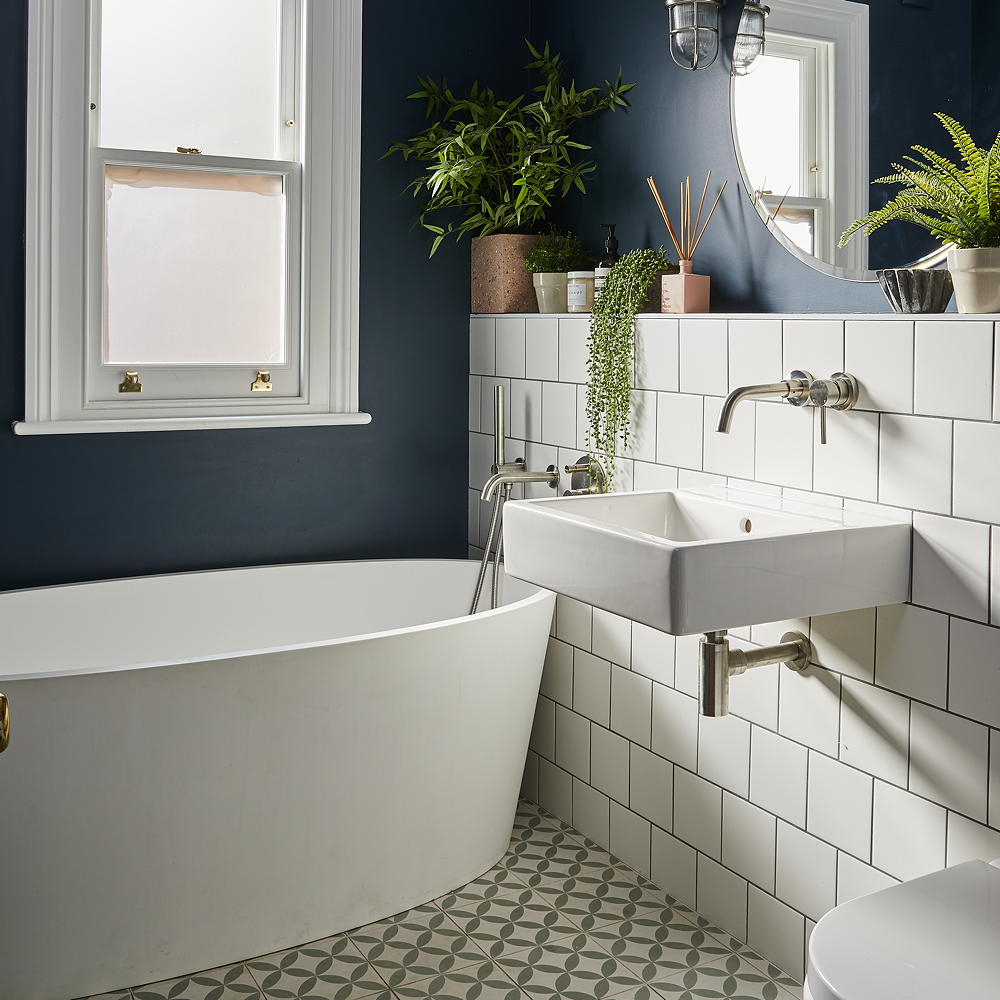 Featured image of post Very Small Bathroom Ideas With Bath
